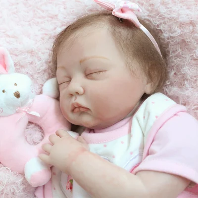 Bambola Reborn addormentata in morbido vinile siliconico realistica da 22 pollici 55 cm con corpo ponderato fatto a mano, occhi chiusi, set regalo rosa per bambini dai 3 anni in su Prime